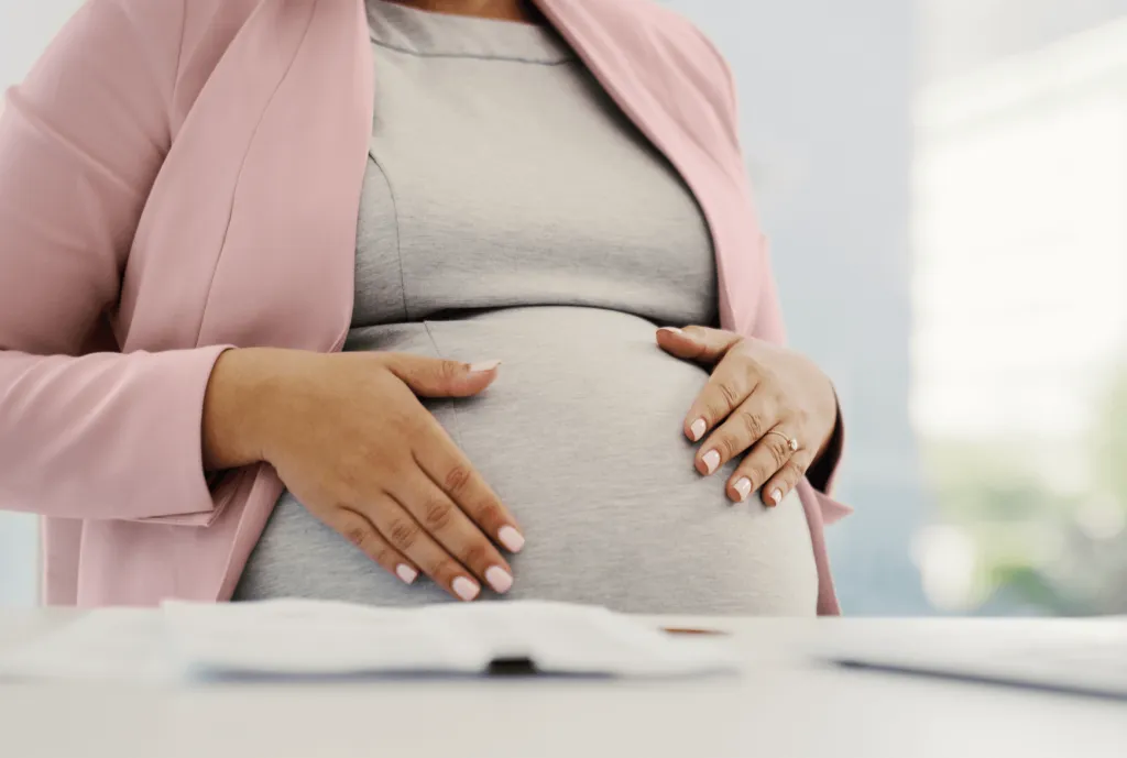 Le ventre d'une femme enceinte