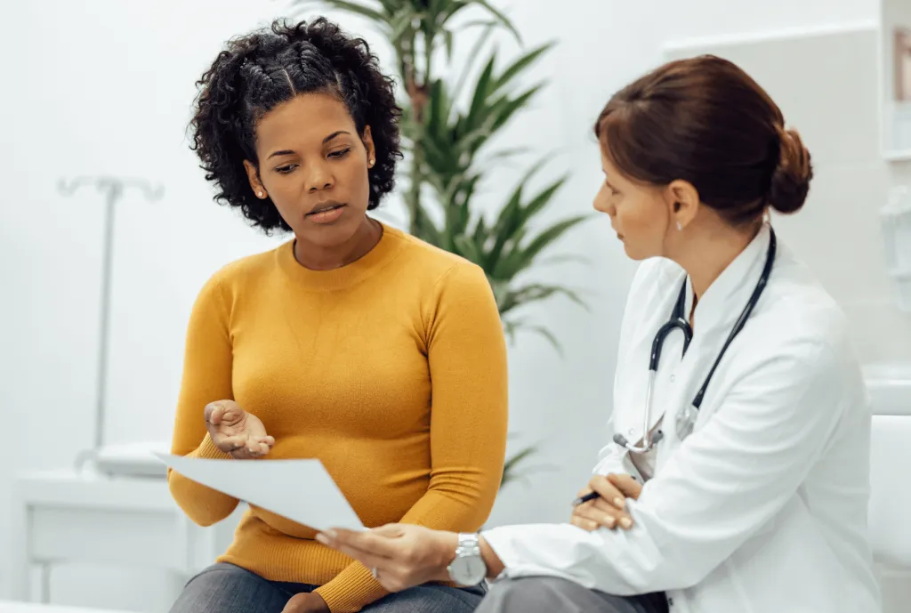 Une femme consulte un médecin