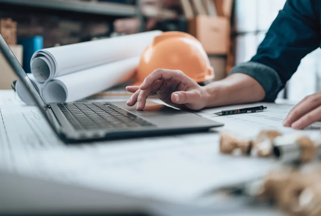 Des plans de construction et un casque d'ouvrier
