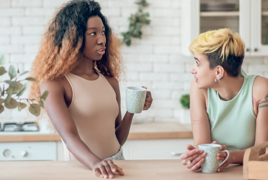 Deux femmes discutent ensemble