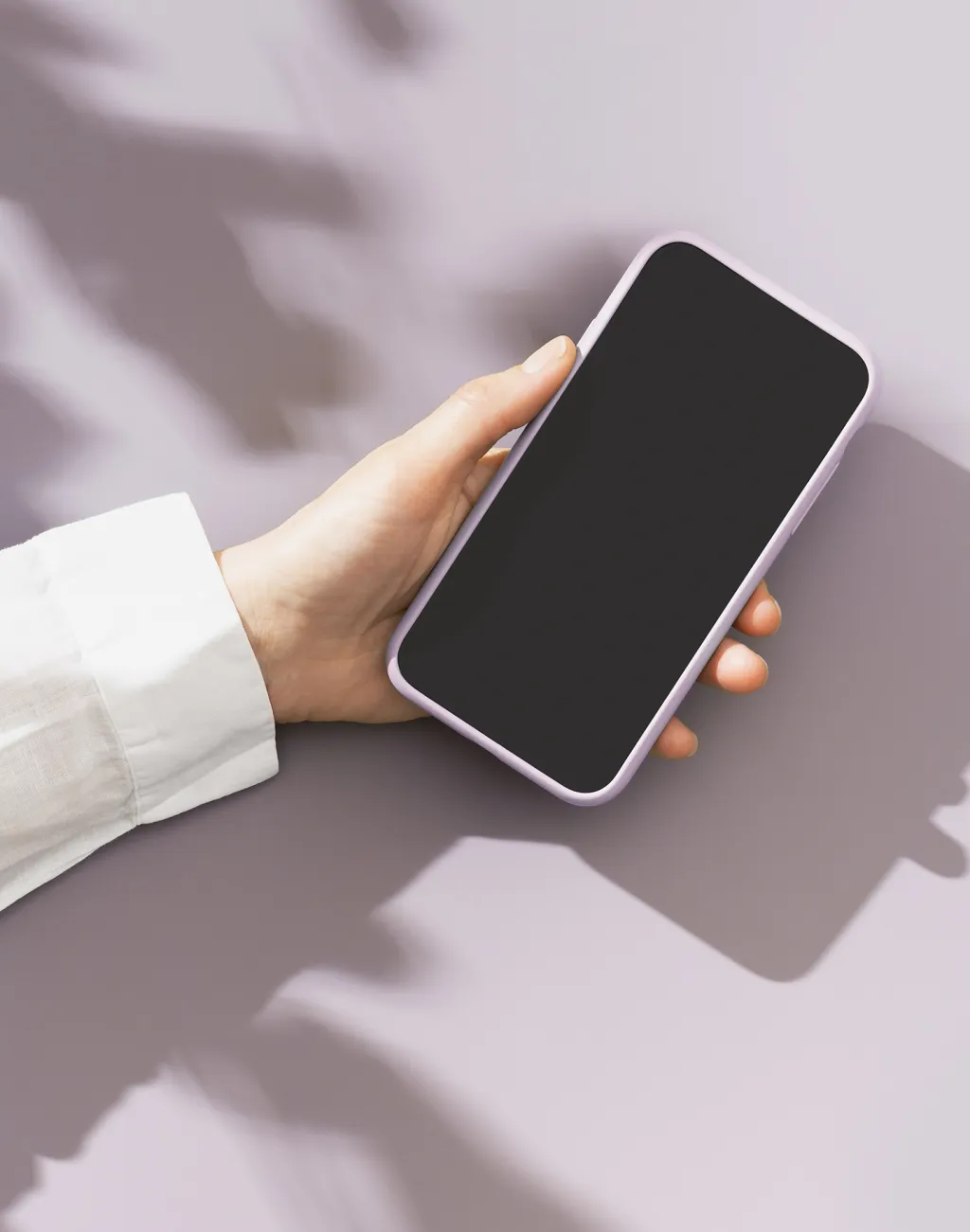 main tenant un iphone avec écran noire