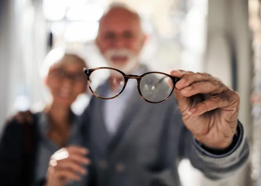 Couple regardant à travers des lunettes