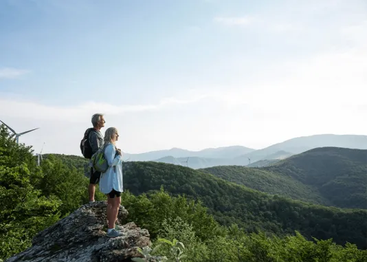 Couple au sommet d'une montagne